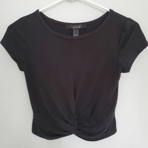 Black cropped tee with twist
